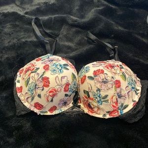 New never worn Victoria’s Secret Very Sexy Push Up Bra Embroidered 36D